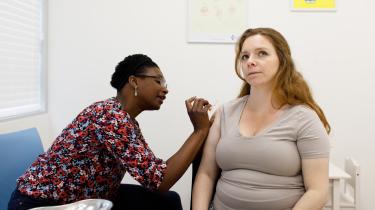 Een vrouw wordt gevaccineerd