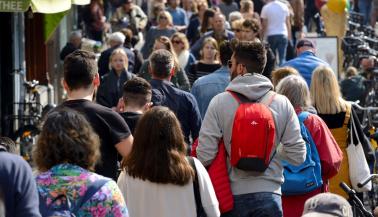 Mensen lopen in Utrecht